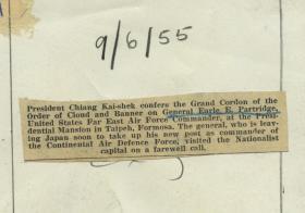 1955年蒋介石为美国远东空军总司令Earle E. Partridge 授予国民政府大绶特等云麾勋章老照片。16.5X12.2厘米