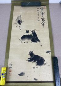 著名畫家 梁又銘（1906-1984）書畫作品《四季吉羊》一幅，畫心尺寸69.5 x 33.6厘米。
廣東順德人， 代表作《中國空軍抗戰(zhàn)史畫》1947年由正氣出版社初版 ，蔣中正題簽書名