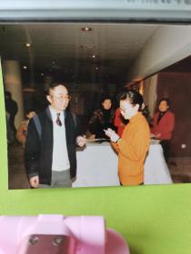 吕厚民照片，著名红色摄影家，在毛主席身边时间最长的摄影师原中国摄协副主席1991年讲工作要点照片，背后有文字说明