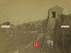 清末民国立体照片---清代广东省广州的一段北城墙老照片，越秀山明朝城墙现存总长度为1137米，除镇海楼外，只剩下高度不等的残垣，其他有关建筑已荡然无存。