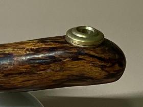 越南黄花梨直杆烟斗，全手工削磨抛光精作直杆烟斗，黄铜嘴，原木未喷漆，，纹理行云流水，无任何裂痕，工艺精细，已氧化包浆。个性十足，品味独特，把玩收藏佳品。喜欢的朋友请联系。