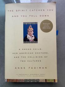 正版 现货 The Spirit Catches You and You Fall Down: A Hmong Child, Her American Doctors, and the Collision of Two Cultures-灵魂抓住你，你就倒下了：一个苗族孩子，她的美国医生，还有科利西奥。。。