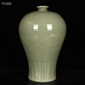 龙泉青釉刻花梅瓶