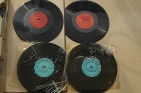 前苏联时代的俄版黑胶唱片30张（小型的尺寸）（带唱片册，内容为斯大林和其他苏联领导人讲话录音）