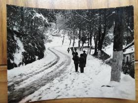 【老照片】  冰天雪地结伴上学      黑白   13.5cm*10.3cm