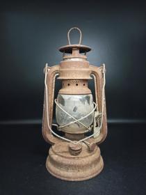 老物件老煤油灯 马灯
马灯是最具有中国民间图腾意味的照明器具，器型精巧，适合室内摆放，茶馆个性装饰。品相不错，造型独特，老味道十足。