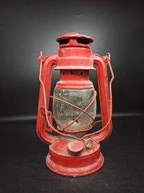 老物件老煤油灯，马灯
马灯是最具有中国民间图腾意味的照明器具，器型精巧，适合室内摆放，茶馆个性装饰。品相不错，造型独特，老味道十足。