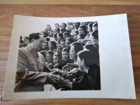 【老照片】中国人民的伟大领袖毛主席和妇女积极分子们在一起