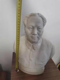 上个世纪50年代初期
广州人民美术社雕瓷厂加工底款
高30公分生瓷毛主席半身像
基座有点小瑕疵
大型的少