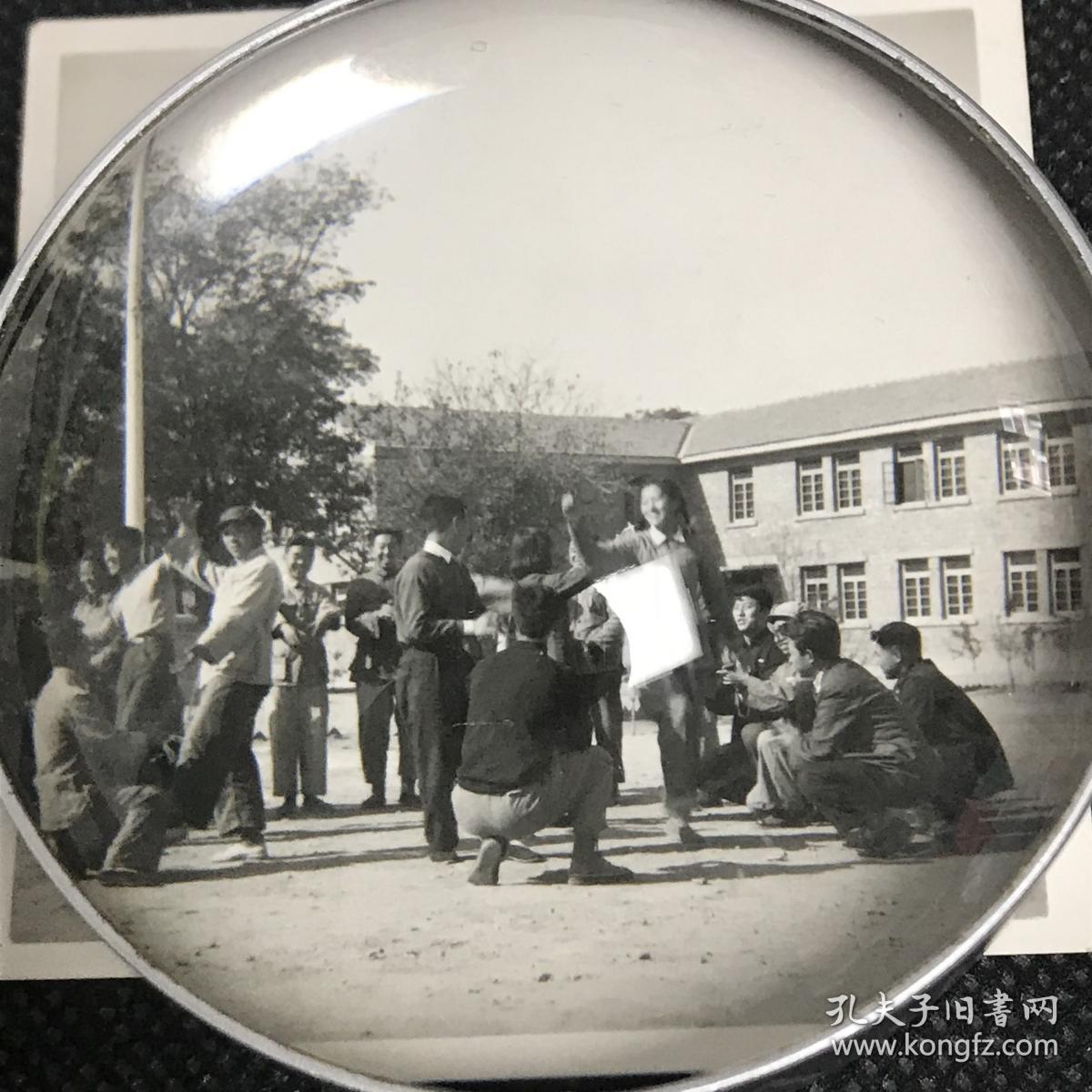 【系列照片】早期1952年北京医士学校众人留影及校园内场景4张合售，分别为学校大门、操场及教室内化学实验等场景，背面写有注释。北京市医士学校成立于1950年，几年后并入北京市卫生学校，存在时间短暂(详见描述)。老照片内容少见，颇为难得