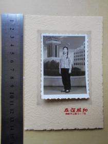 老照片【60年代，扎短辫女子在照相馆（有衬板）】南京友谊