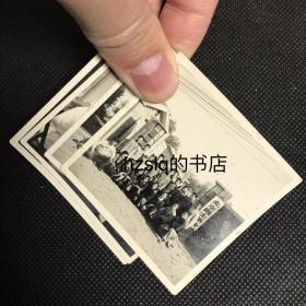 【系列照片】早期1952年北京医士学校众人留影及校园内场景4张合售，分别为学校大门、操场及教室内化学实验等场景，背面写有注释。北京市医士学校成立于1950年，几年后并入北京市卫生学校，存在时间短暂(详见描述)。老照片内容少见，颇为难得