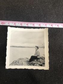 八十年代妇女河边照片20