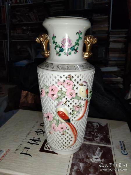 六七十年代镂空描金工艺花瓶一只  品好