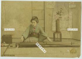 清代日本弹琴的仕女大幅上色蛋白照片一张，25.7X17.9厘米