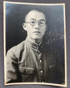 1940年 山东济南驻扎的日军军曹肖像照一枚（背面有1940年8月1日济南宪兵队检阅章。济南日本宪兵队隶属设在北京的日本宪兵司令部,受驻鲁日军十二军参谋部指挥,下设济南宪兵分队、德县宪兵分队、惠民宪兵分队、兖州宪兵分队和泰安宪兵分队等。）