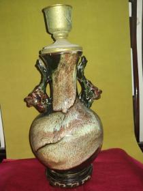《清代钧窑老瓷器双耳瓶铜口件老台灯》精美窑变釉，花瓶圆腹处，随着不同釉面，手摸上去有强烈波浪起伏感。品味老货之佳品。总高39厘米 腹宽18厘米