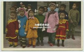 清代1906年贴邮票实寄老明信片一张，图案是清代穿漂亮传统服饰的中国儿童，手工上色精准自然。