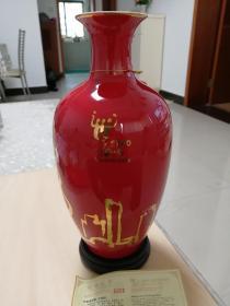 2010年，湖南醴陵瓷：上海世博会订制赏瓶花瓶，流金岁月，印象浦东瓶红色1662，带收藏证书，数量2010个，1662号，印象浦东瓶（中国红色），高白玉瓷，上海世博会特许商品，上海世博会事务协调局授权制造，湖南华联瓷业股份有限公司生产