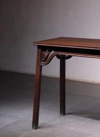 解放前后老上海文人墨客用的.楠木明式书案一个.此桌打凹割角而制.做工硬气.顶牙伥.云花起线圆润饱满.打凹腿.用料上乘.大气温雅舒适.可置[厅堂~雅室]空间陈设bt邮费自理
