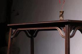 解放前后老上海文人墨客用的.楠木明式书案一个.此桌打凹割角而制.做工硬气.顶牙伥.云花起线圆润饱满.打凹腿.用料上乘.大气温雅舒适.可置[厅堂~雅室]空间陈设bt邮费自理