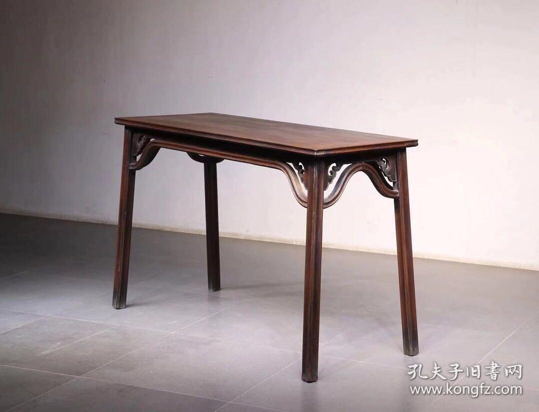 解放前后老上海文人墨客用的.楠木明式书案一个.此桌打凹割角而制.做工硬气.顶牙伥.云花起线圆润饱满.打凹腿.用料上乘.大气温雅舒适.可置[厅堂~雅室]空间陈设bt邮费自理