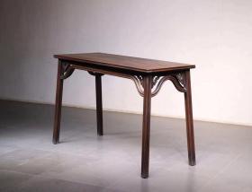 解放前后老上海文人墨客用的.楠木明式书案一个.此桌打凹割角而制.做工硬气.顶牙伥.云花起线圆润饱满.打凹腿.用料上乘.大气温雅舒适.可置[厅堂~雅室]空间陈设bt邮费自理
