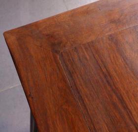 解放前后老上海文人墨客用的.楠木明式书案一个.此桌打凹割角而制.做工硬气.顶牙伥.云花起线圆润饱满.打凹腿.用料上乘.大气温雅舒适.可置[厅堂~雅室]空间陈设bt邮费自理