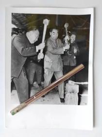 1958年周总理和陈毅视察湖北凤凰钢铁厂参加打铁劳动现场照片