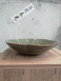 宋代耀州窖富贵牡丹纹印花六出筋葵口青瓷小盘（碟）。口径14cm，高4cm。轻微海盐沁，内壁有一处小爆釉蚀坑，其它全品。