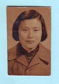 早期美女单人黑白照片，长3厘米，宽4.7厘米