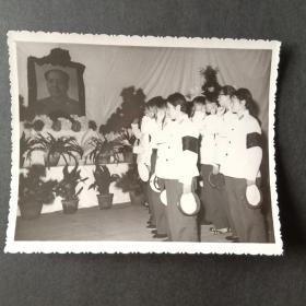 海军女兵沉痛悼念毛主席逝世照片