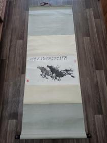 沈彬如（初名秉文，字恂，笔名凝庵，苏州国画院画师，吴门画苑工艺师）水墨画《双马奔腾》立轴     画心（63*38）