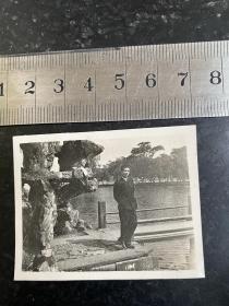 民国时期男子在苏杭湖边留影老照片