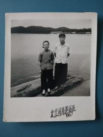 老照片：1967年北代河母子留念