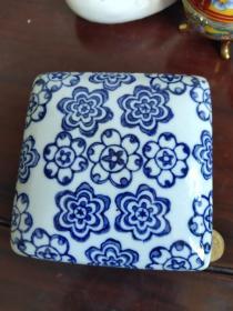 青花瓷盒，手绘青花瓷，70－80年代景德镇老货。也可做储蓄盒首饰盒。