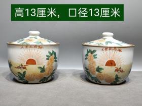 粉彩糖罐一对，景德镇 纯手工绘画 ，画工精湛 ，包浆浓厚 ，色泽光润， 手感圆滑 ，品相一流 ，尺寸如图！