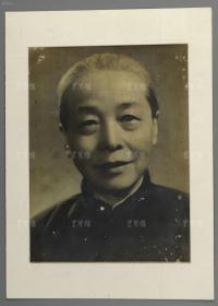 民国带耳钉老妇人大幅肖像照片， 现代卡纸装裱（照片尺寸：27*20cm）