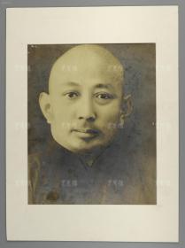 民国时期 男子大幅肖像银盐照片 一大张 ，照片拍摄清晰度极高，卡纸为现代装裱（照片尺寸：26*20.8cm）