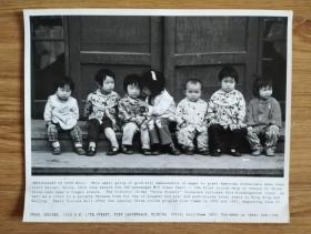 早期7名可爱的儿童在木门前台阶上合影老照片（大尺寸25.4*20.2㎝）