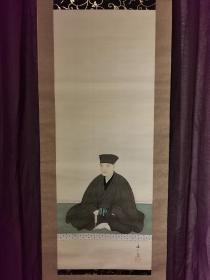 日本名画家 中原华州 绘千利休画像挂轴，品相很好，画工精美，绢本绫裱，双漆木蘑菇轴头。画芯95×35。