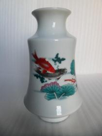 鲤鱼闹涟花瓶一个，画工精美细致，釉面干净漂亮。