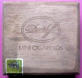 多米尼加-大卫杜夫雪茄(迷你)50支装木盒带防伪标志和验证码，3D立体木质烟盒、3D烟标甩卖，实拍，包真，罕见。
