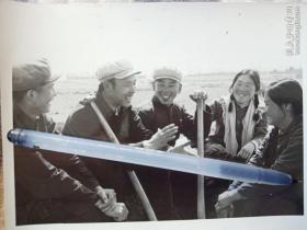1973年照片，宁夏回族自治区吴忠县马莲渠公社回乡知识青年马建奎，和八浪潮大队知识青年谈心