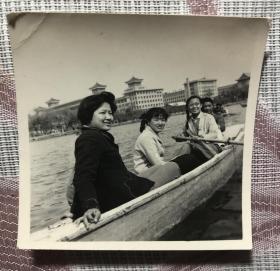 1963年 四位美女在北京北海划船游玩老照片