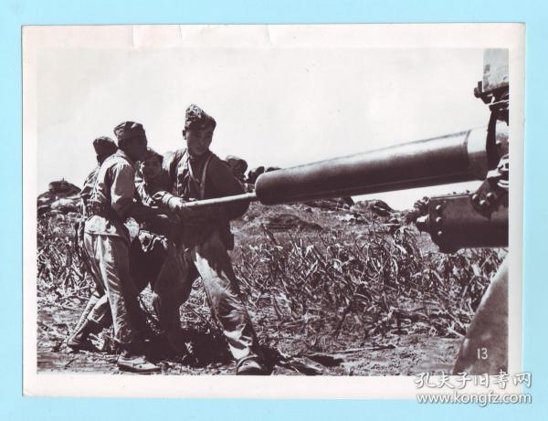 早期黑白新闻照--五十年代解放军炮兵正在擦拭大炮的炮管，战士身着55式军服，头戴船形军帽，长20.2厘米，宽15.1厘米