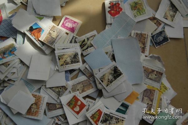 一堆外国邮票（从信封上剪下来的，约300枚）