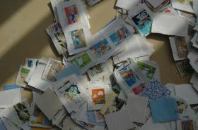 一堆外国邮票（从信封上剪下来的，约300枚）