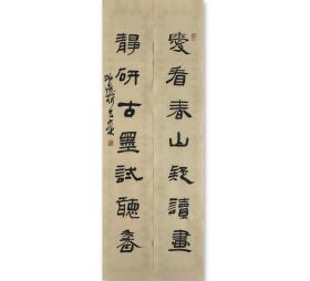 何昌贵 (泊远)，1954年2月生于黑龙江省集贤县。中国书法家协会第六届理事、隶书专业委员会委员，中国艺术研究院中国书法院研究员。曾任黑龙江省书协副主席，佳木斯市文联主席，佳木斯市书协主席，青少年书法报社社长、总编辑。多次出任全国展评委。作品入展全国一系列书法展并获全国第六届书法篆刻展＂全国奖＂。 17x94cmx2，未裱，保真，来自作者，d3963