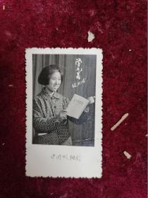 1966年美女学毛著照（7X4.3CM）